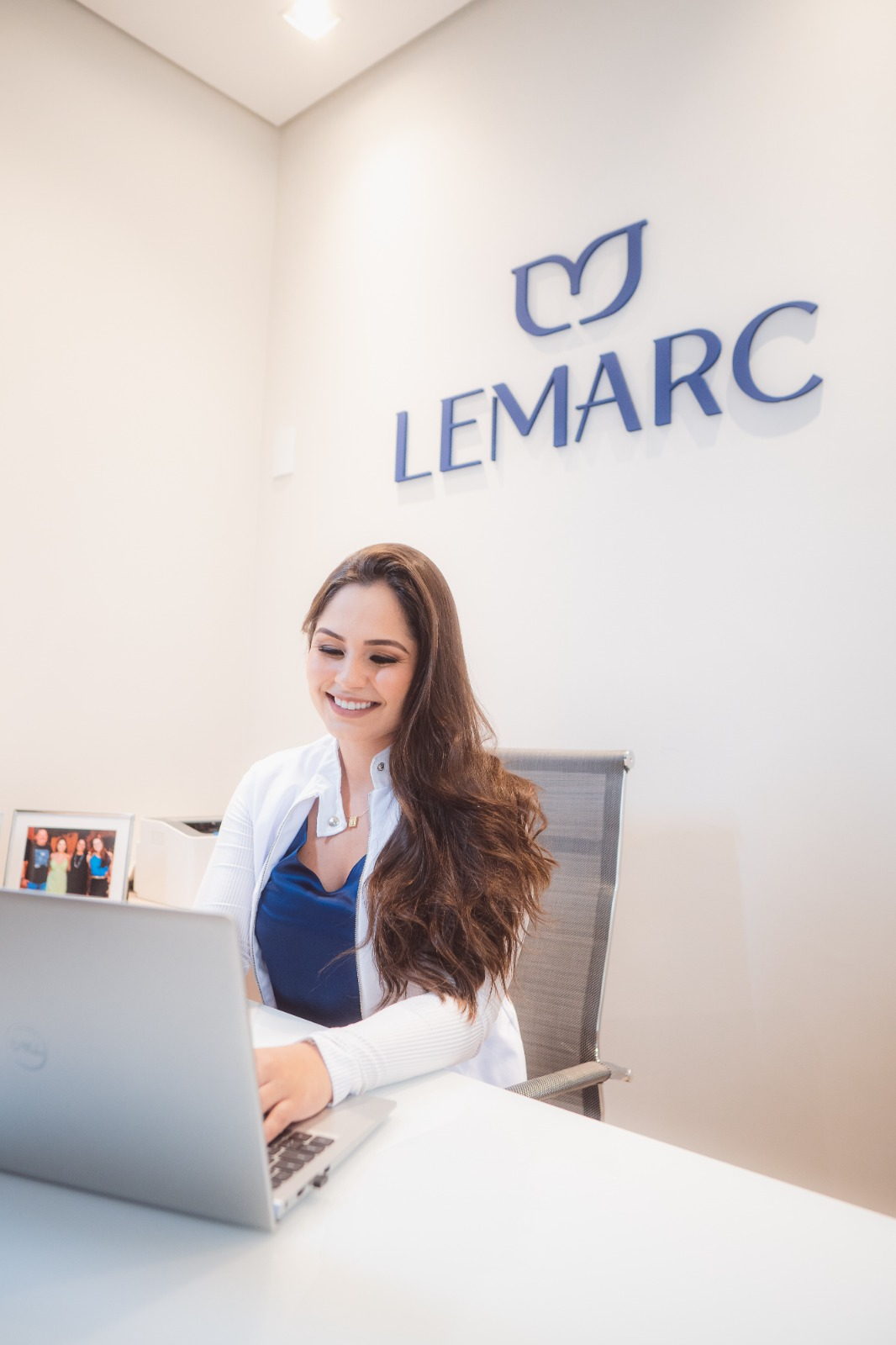 Dra. Letícia Marcondes preparando o planejamento de um tratamento no computador
